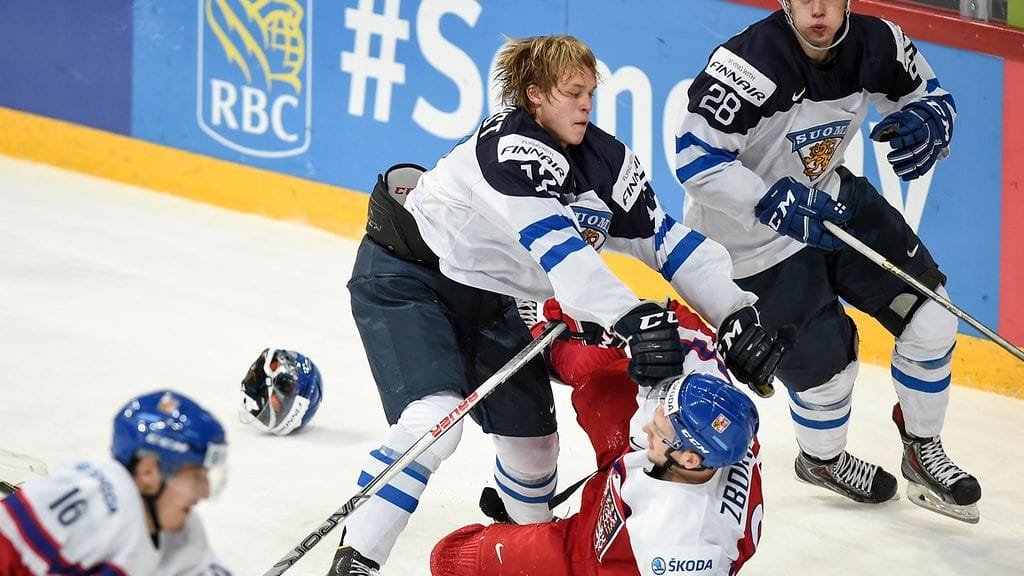 Nuorten Leijonien Kasper Björkqvist antoi kyytiä Tshekin Jakub Zborilille.