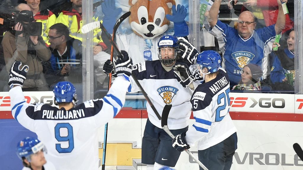 Patrik Laine on juhlinut useaan otteeseen tänään. Se jatkuu tänään, uskovat suomalaiset.