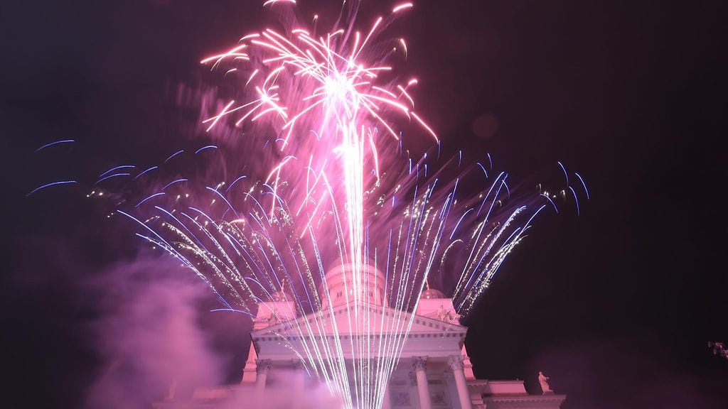Vuosi vaihtui Senaatintorilla Helsingissä 31. joulukuuta 2015.