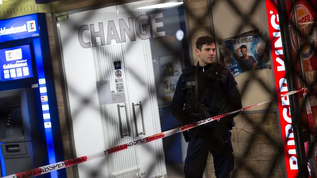 Poliisi vartiossa Munchenin päärautatieasemalla yöllä.