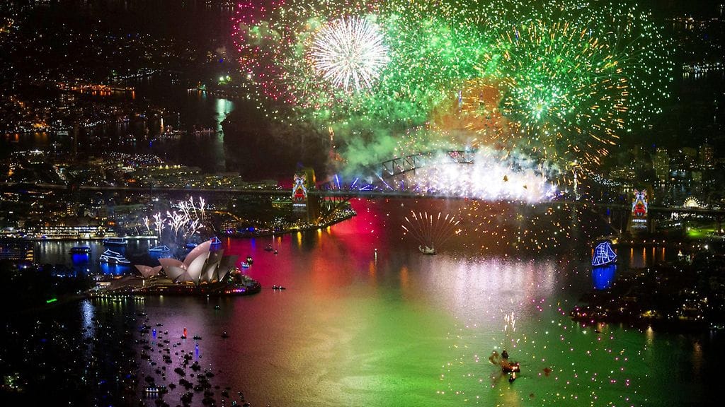 Australian Sydneyn uudenvuoden ilotulistusta seuraa perinteisesti kymmenet tuhannet ihmiset. Arkistokuva viime vuodelta.