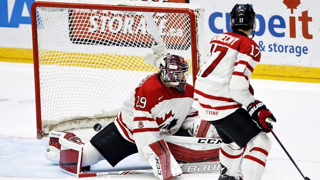 Mackenzie Blackwood ja Travis Konecny voimattomina Ruotsin tekemän maalin edessä.