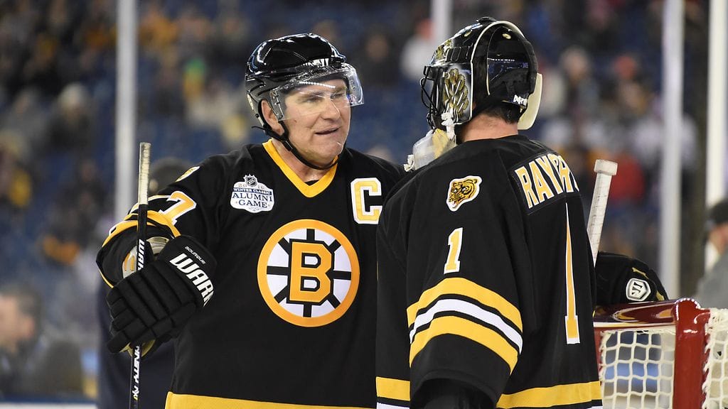 Ray Bourque ja Andrew Raycroft juttusilla.