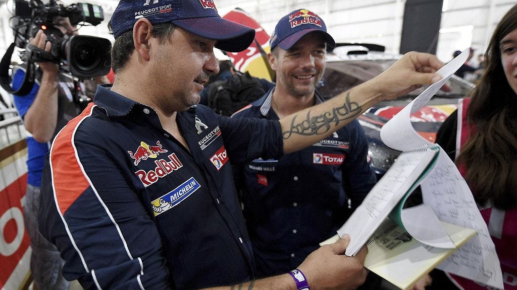 Sebastien Loeb (oik.) ja kartanlukija Daniel Elenaduring Buenos Airesissa perjantaina.