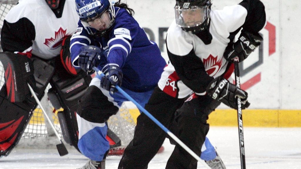 Arkistokuvassa Siiri Kallionpää (vas.) ja Kanadan Beth Hurren.