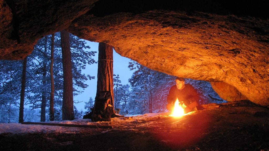 Mätikän luola Maskussa. Maskun Mätikänluola metsän keskellä on tarjonnut suojaa isoltavihalta, ja sen kerrotaan olleen suurvaras Sika-Kyöstin piilopaikka. Luolan perältä valokiilan osoittamalta seinältä löytyi maalausjälki, jota on pidetty merkkinä kivikauden temppelistä.