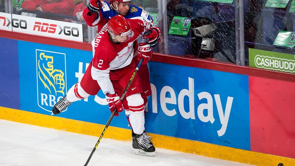 Tanskan Anders Krogsgaard taklaa Venäjän Radel Fazjelevia.