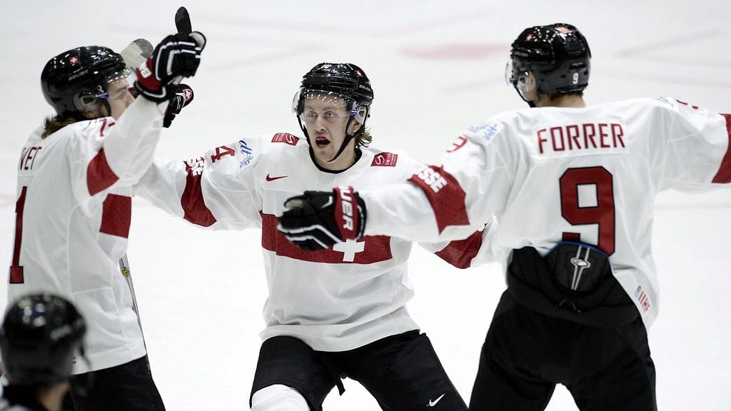 Arkistokuvassa Sveitsin Julien Privet (vas.), Dario Meyer ja Marco Forrer.