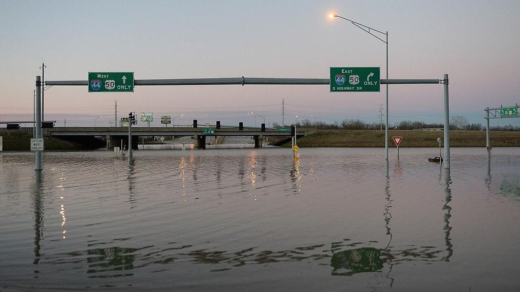 Tulviva ylikulkuristeys Valley Parkissa, Missouri 1. tammikuuta 2016.