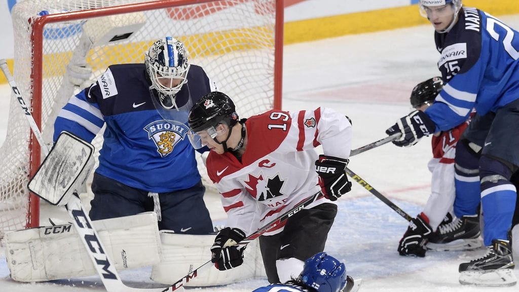 Kaapo Kähkönen torjuu Brayden Pointin yrityksen.