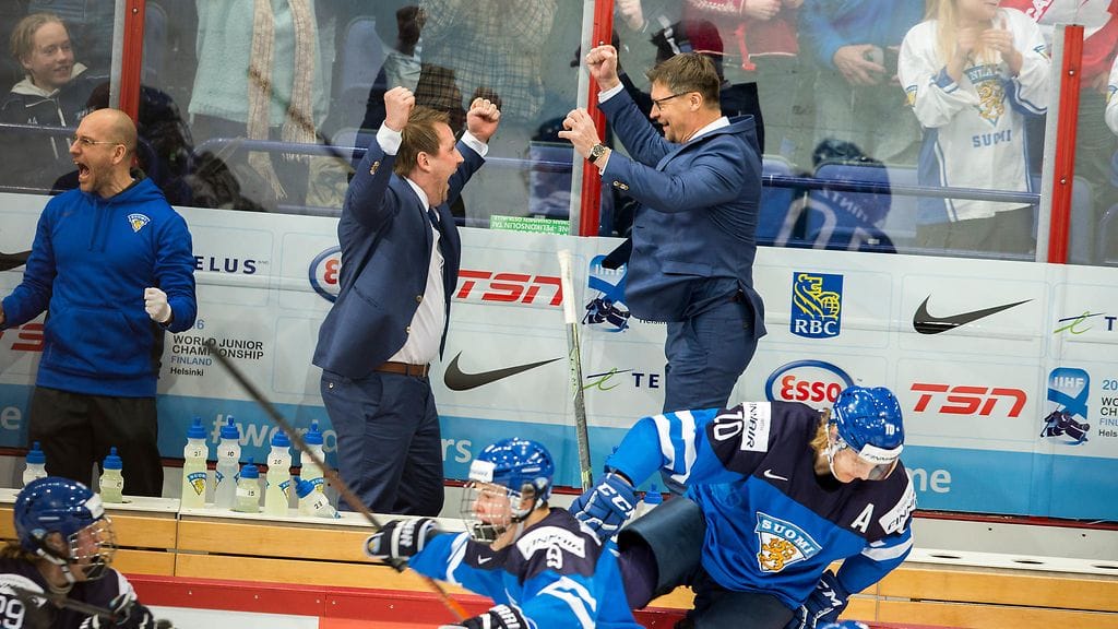 Jukka Jalonen Suomen penkin takana.