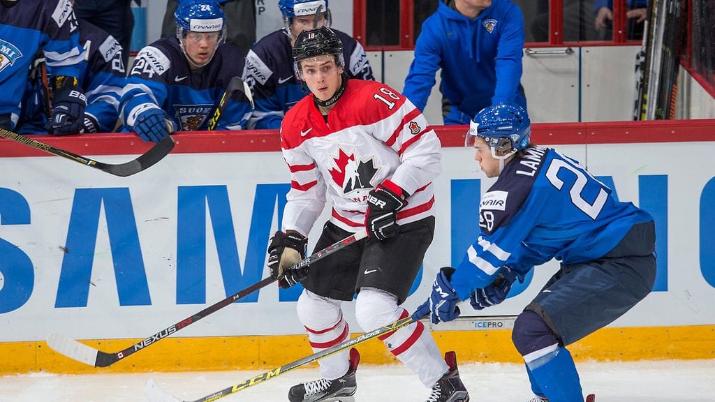 Kahden passin mies, kanadalainen Jake Virtanen nousi lauantaina ehkäpä Kanadan puhutuimmaksi mieheksi. Oikealla Suomen Juho Lammikko.