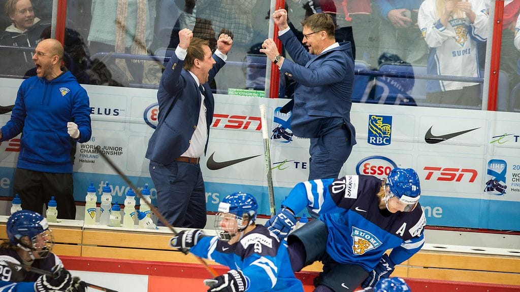 Jukka Jalonen (takana ensimmäinen oikealta) saa vierelleen Leijonien valmennusjohtoon muun muassa Nuorista Leijonista tutun aisaparin Antti Pennasen (takana keskellä).