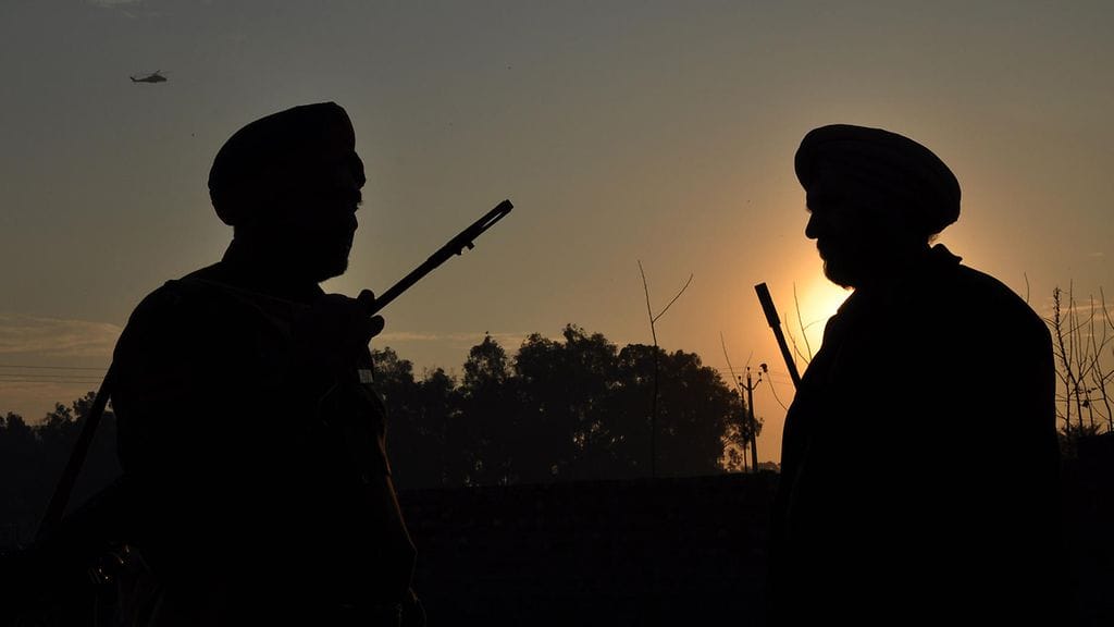 Iskussa kuoli lauantaina yksitoista ihmistä, neljä hyökkääjää ja seitsemän sotilasta. Viranomaisten mukaan tukikohtaan jäi ilmeisesti vielä tuolloin piileskelemään kaksi hyökkääjää. Arkistokuva.