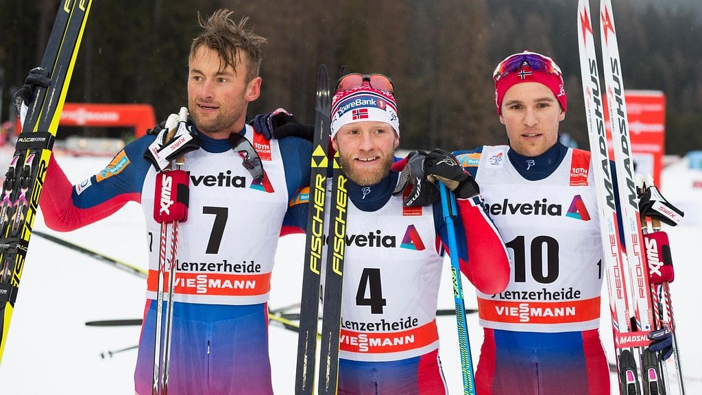 Norja juhli neloisvoittoa lauantaina Lenzerheidessa. Kuvassa Petter Northug, Martin Johnsrud Sundby ja Didrik Tönseth.