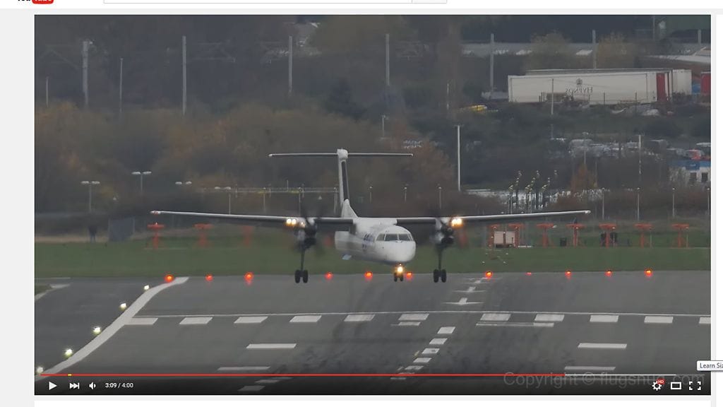 Lentokoneet heittelehtivät alastullessaan. Kuvakaappaus Youtube-videolta.