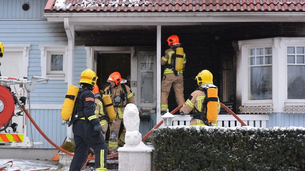 Uhkaava tulipalo syttyi Helsingissä Isonniitynkujalla omakotitalon terassilla.