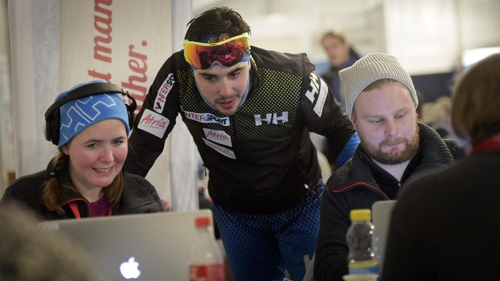 Ristomatti Hakola kertomassa norjalaislehdistölle, mitä lanttulaatikko on.