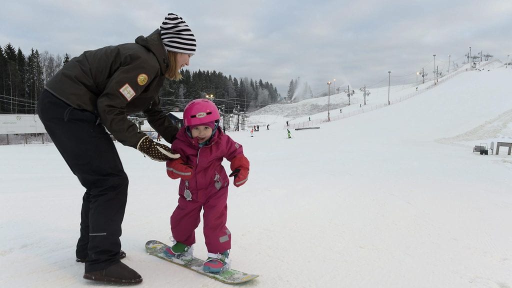 Kolmevuotias Anni Goncalves sai joulupukilta lumilaudan ja opetteli laskemista äitinsä Tiina Paanasen kanssa - Laskettelua Talma Skissä Sipoossa 30. joulukuuta 2015.