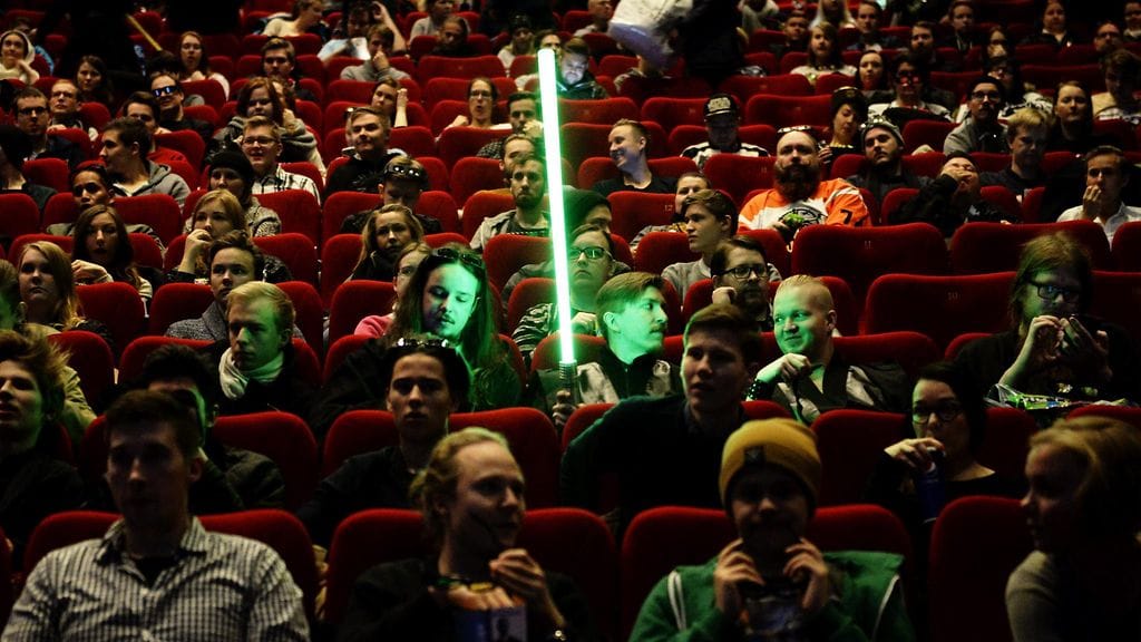 Tähtien sota -elokuvasarjan fanit odottavat uuden Star Wars The Force Awakens -elokuvan alkua Suomen ensi-illassa Helsingissä keskiviikkona 16. joulukuuta 2015.