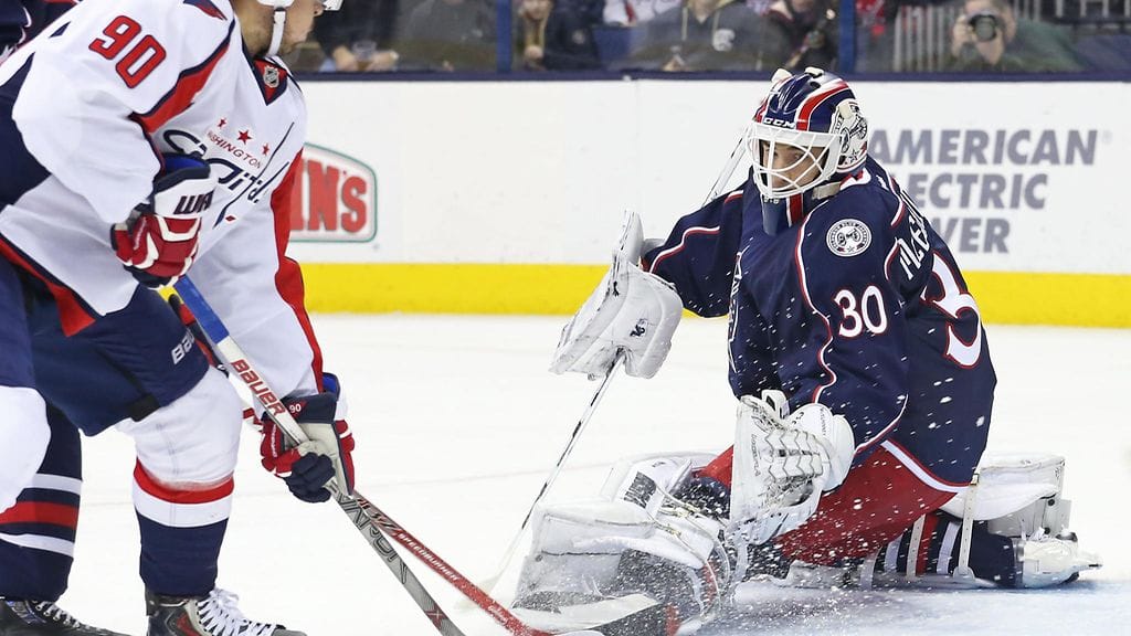 Curtis McElhinney loukkaantui Columbuksen maalilla lauantaina.