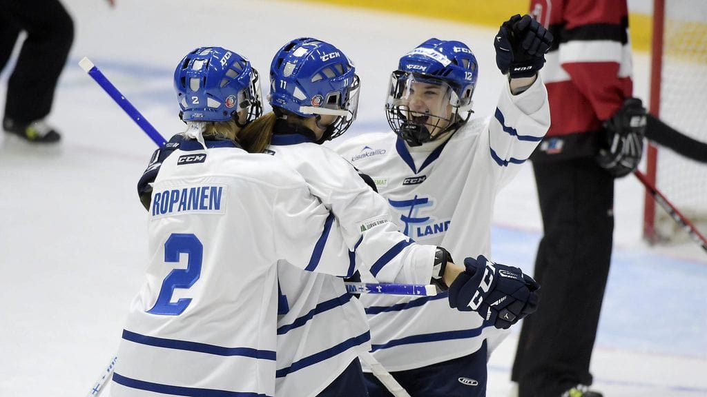 Hanna Ropanen, Susanna Tapani ja Siiri Kallionpää juhlivat Kanadan kustannuksella.