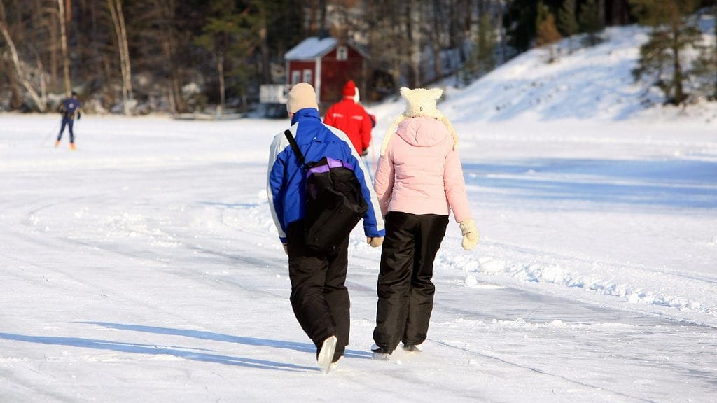 Luistelijoita Tuusulanjärvellä.