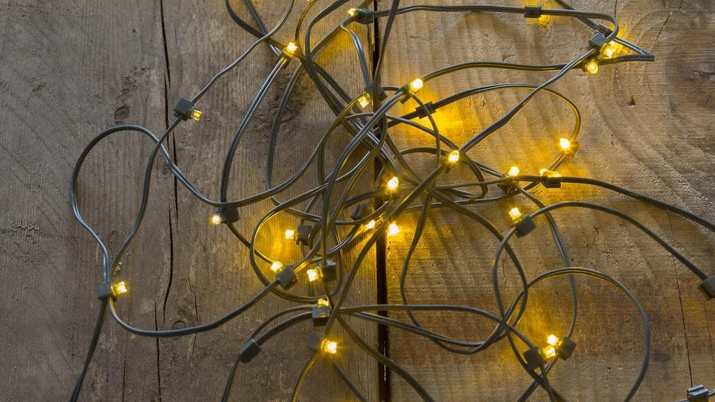 Tuttu näky? Helpon kikan avulla ensi jouluna jouluna valojen asettaminen on astetta helpompaa.