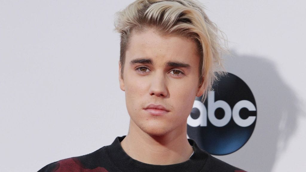 Justin Bieber on jälleen somekohun kynsissä.