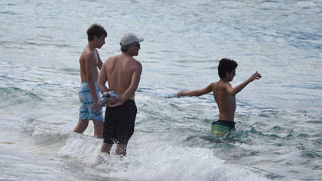 Jon Bon Jovi ja lapset meressä