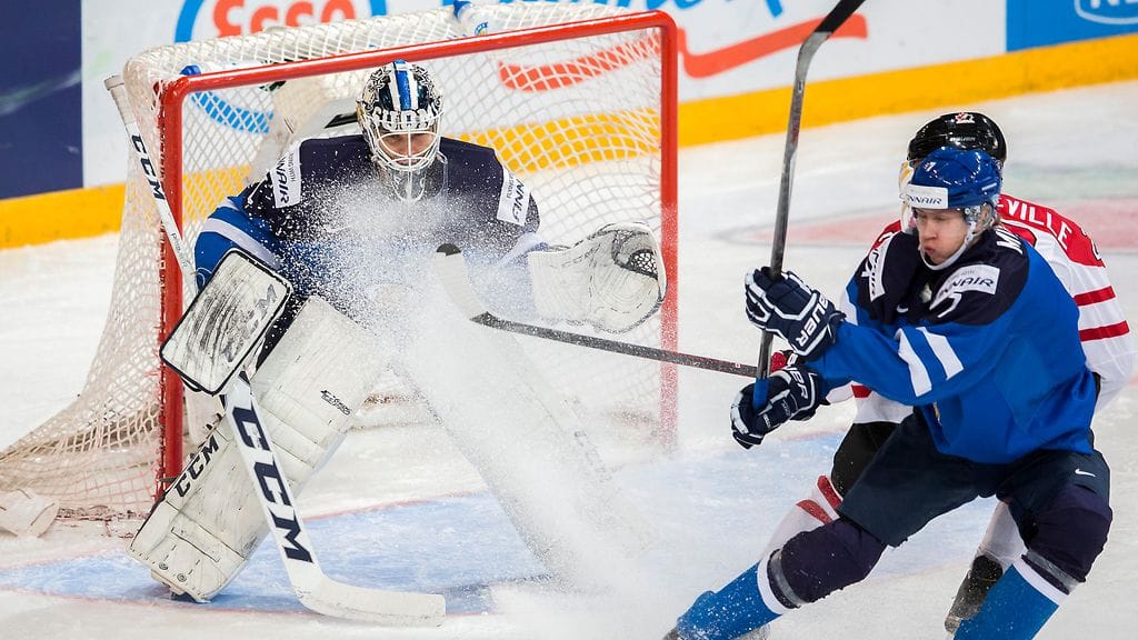 Kaapo Kähkönen torjuu Suomen maalilla