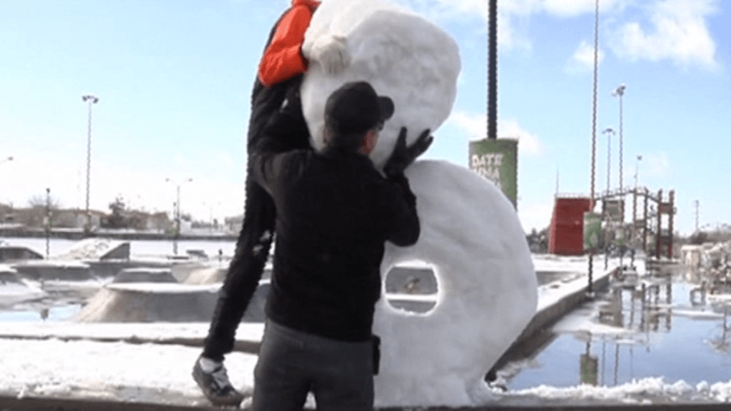 Tätä lumiukkoa rakennettiin Mexicon Ciudad Juárezissa.
