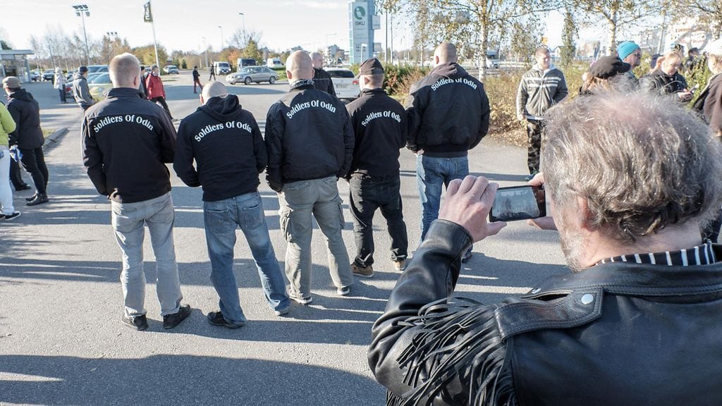 Soldiers of Odin -katupartioryhmän jäseniä Torniossa 3. lokakuuta 2015, jolloin järjestettiin Rajat kiinni -mielenosoitus sekä mielenosoitus avoimen ja rajattoman Tornion puolesta. Perussuomalaisten kansanedustaja Teuvo Hakkarainen kuvaa osallistujia.