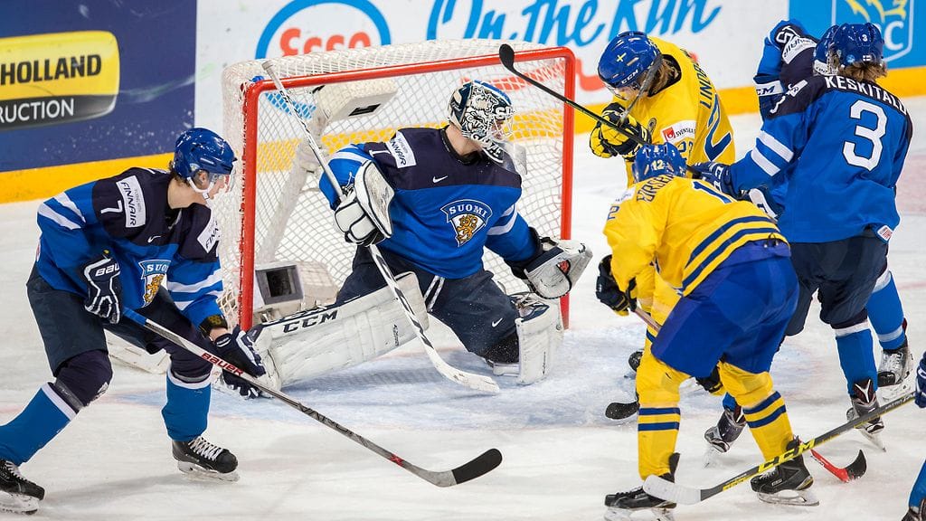 Kaapo Kähkönen torjui varmasti Suomen maalilla MM-välierässä Ruotsia vastaan.