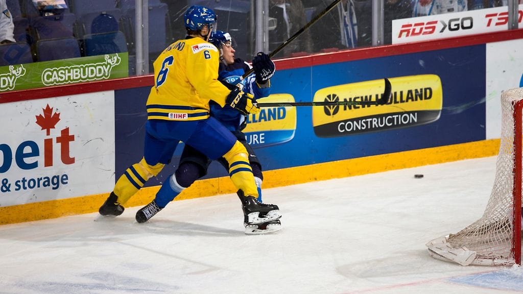 Tästä tilanteesta Andreas Englund joutui jäähylle, tuhotyön kohteena Aleksi Saarela.