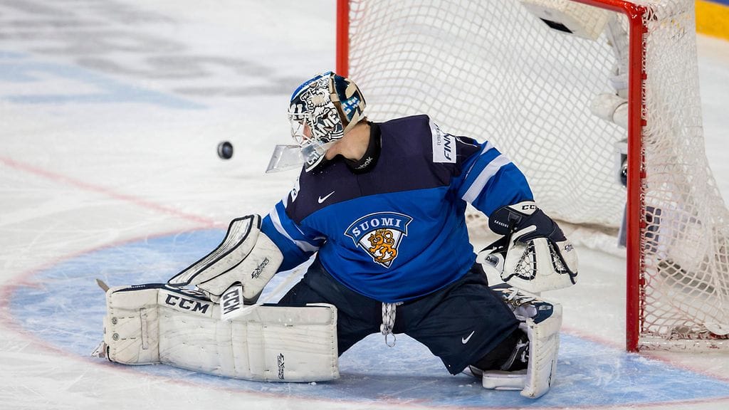 Kaapo Kähkönen vartioi Suomen maalia finaalissa.