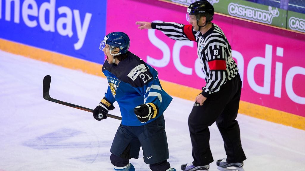 Antti Kalapudas tuulettaa voittomaalia.