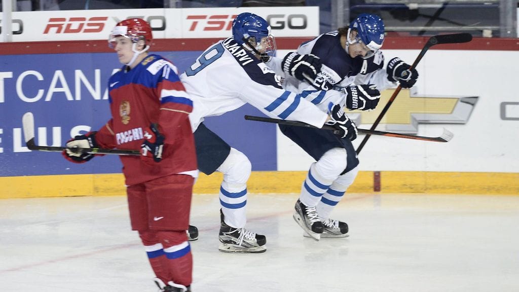 Jesse Puljujärvi ja Sebastian Aho haluavat tuulettaa Venäjän kustannuksella tiistaina. Kuva joukkueiden alkusarjan kohtaamisesta.