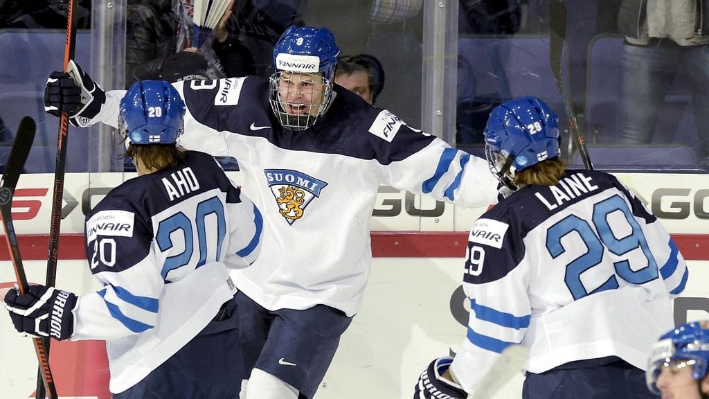 Jesse Puljujärvi (kesk.), Sebastian Aho ja Patrik Laine.