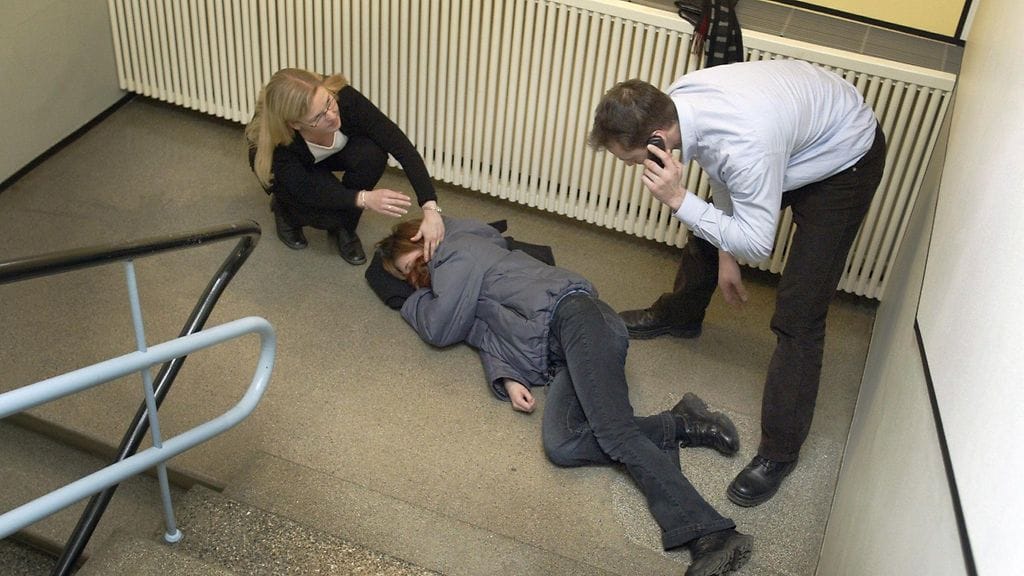 Tuntemattomiakin kanssaihmisiä pitää auttaa, ja hätäpuhelussa tiedot tilanteesta ovat tärkeitä.