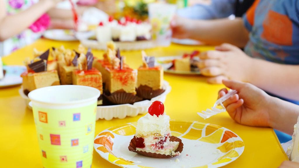 Pahoista allergioista kärsivä poika pääsi mukaan juhliin huomaavaisen opettajan ansiosta.