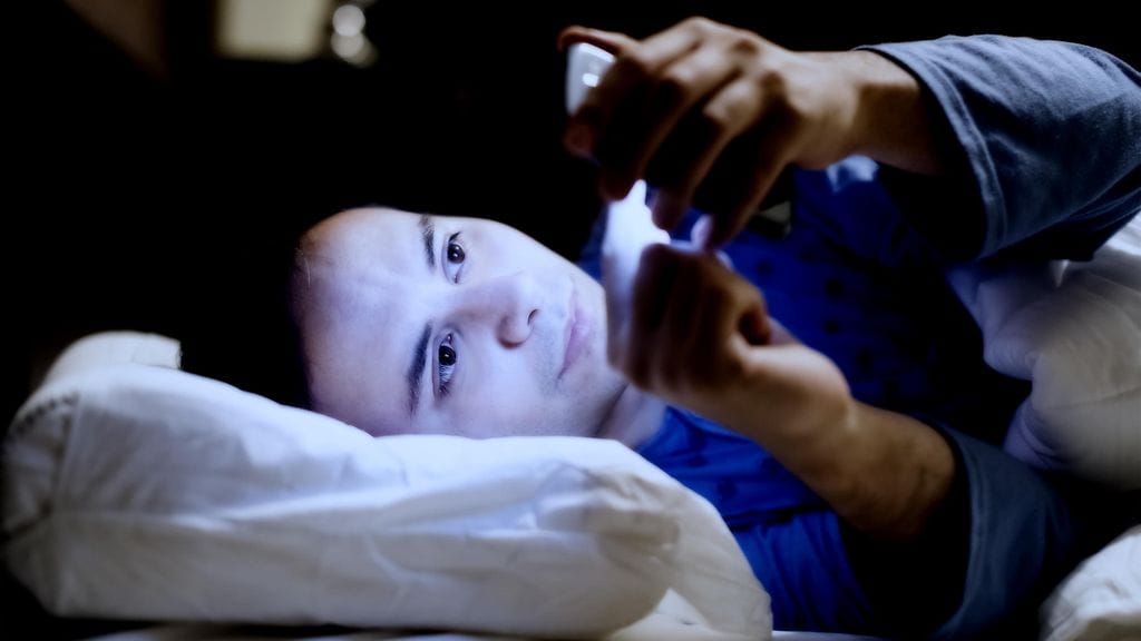 Asiantuntijat varoittavat viemästä puhelinta makuuhuoneeseen.