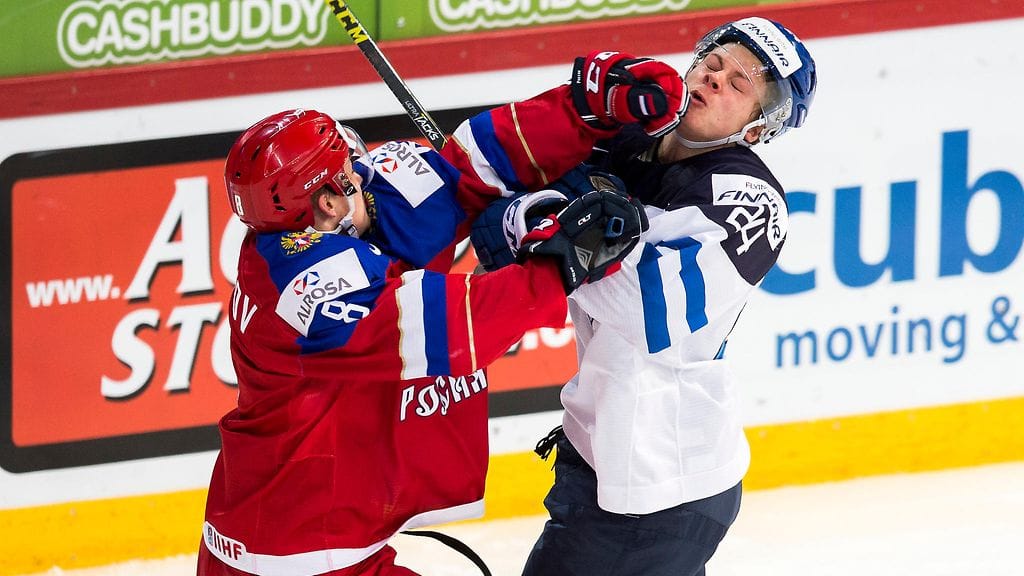 Kasperi Kapasen (oik.) huippupanosta tarvitaan MM-finaalissa. Kuva Suomen ja Venäjän välisestä alkusarjaottelusta.