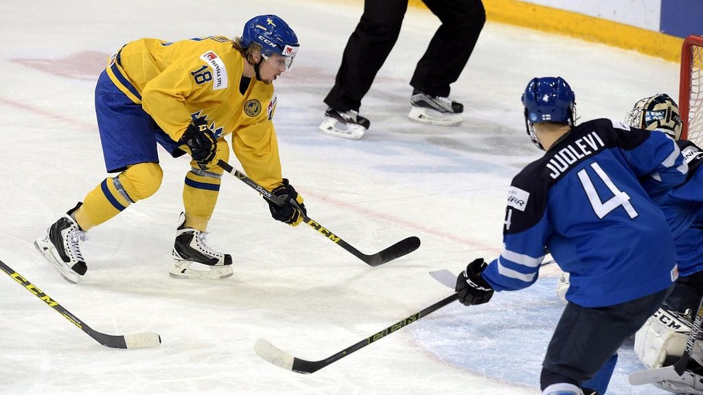 Suomen jääkiekkomaajoukkueen puolustaja Olli Juolevi tositoimissa välierävastus Ruotsia vastaan.