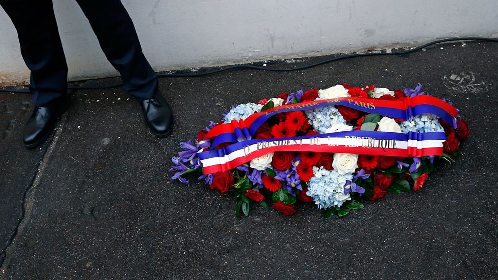 Presidentti Hollande laski seppeleen Charlie Hebdo -lehden entisten toimitilojen edessä.