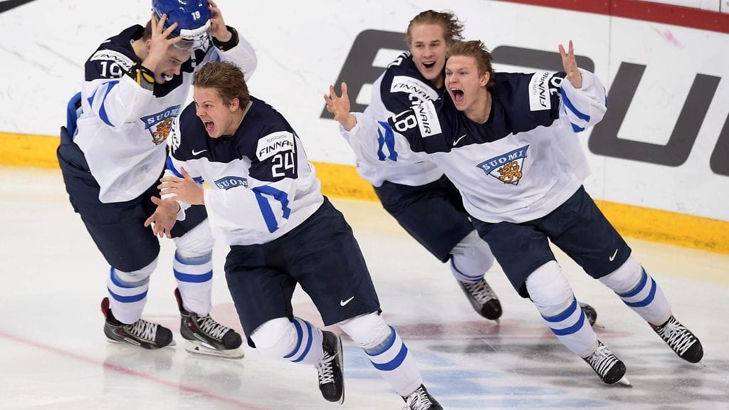 Se on siinä! Aleksi Saarela, Kasperi Kapanen, Miro Keskitalo ja Vili Saarijärvi juhlivat maailmanmestaruutta.