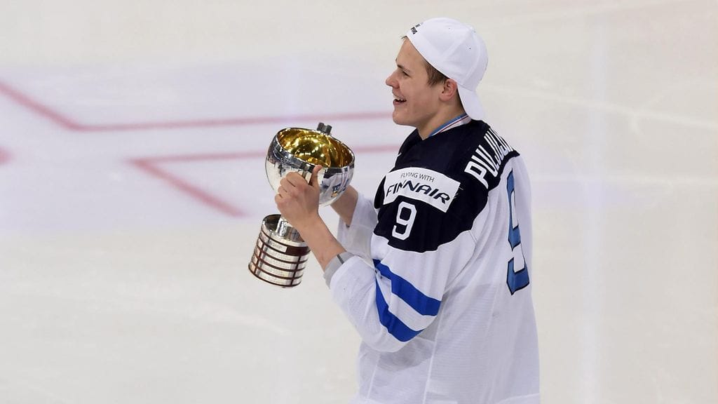 Jesse Puljujärvi pitelee pokaalia nuorten MM-finaalin jälkeen.