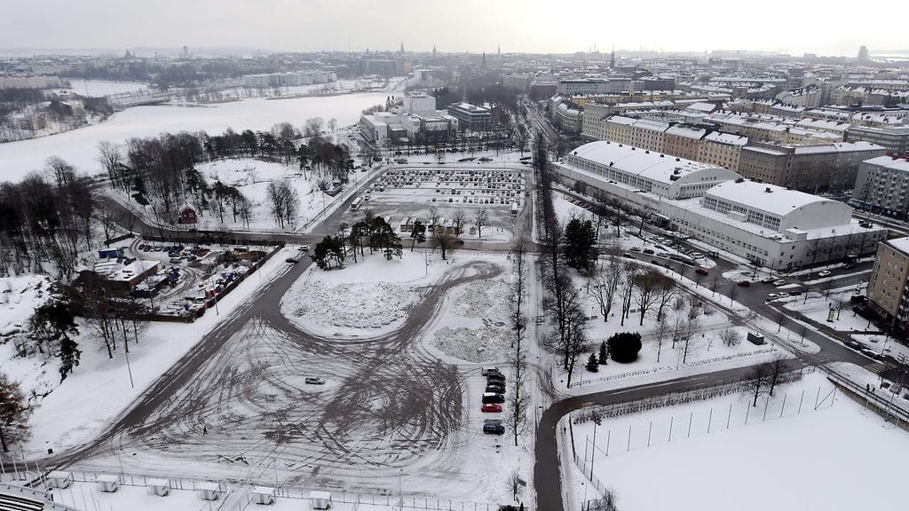 Mäntymäen kenttä Olympiastadionin tornista kuvattuna.