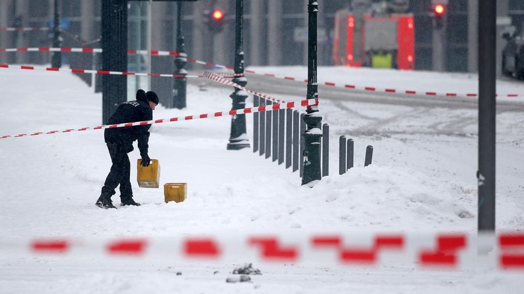 Berliinissä poliisi kantoi ulos keltaisia postilaatikoita, joista oli löydetty epäilyttävää sisältöä liittokansleri Merkelin toimistolla 6. tammikuuta 2015.