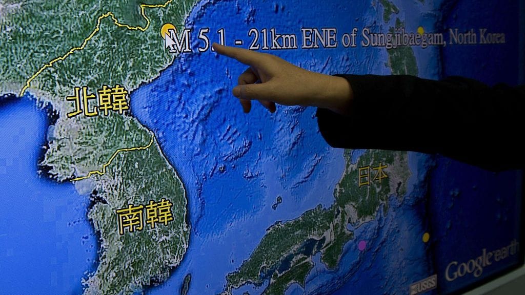 Taiwanin seismologian laitoksen johtaja Kuo Kai-wen osoittaa kartalta Pohjois-Korean väitetyn vetypommin testauspaikkaa 6. tammikuuta 2015.